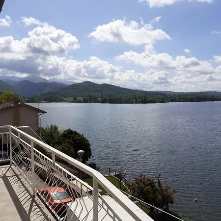 Casa Rosella Sul Lago Feriehus